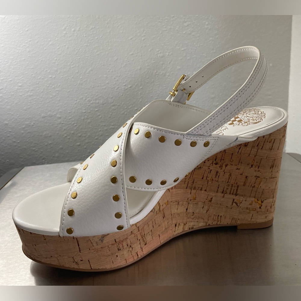 VINCE CAMUTO..WOMENS White Wedge Sandals with Gold Accents - Picture 13 of 15